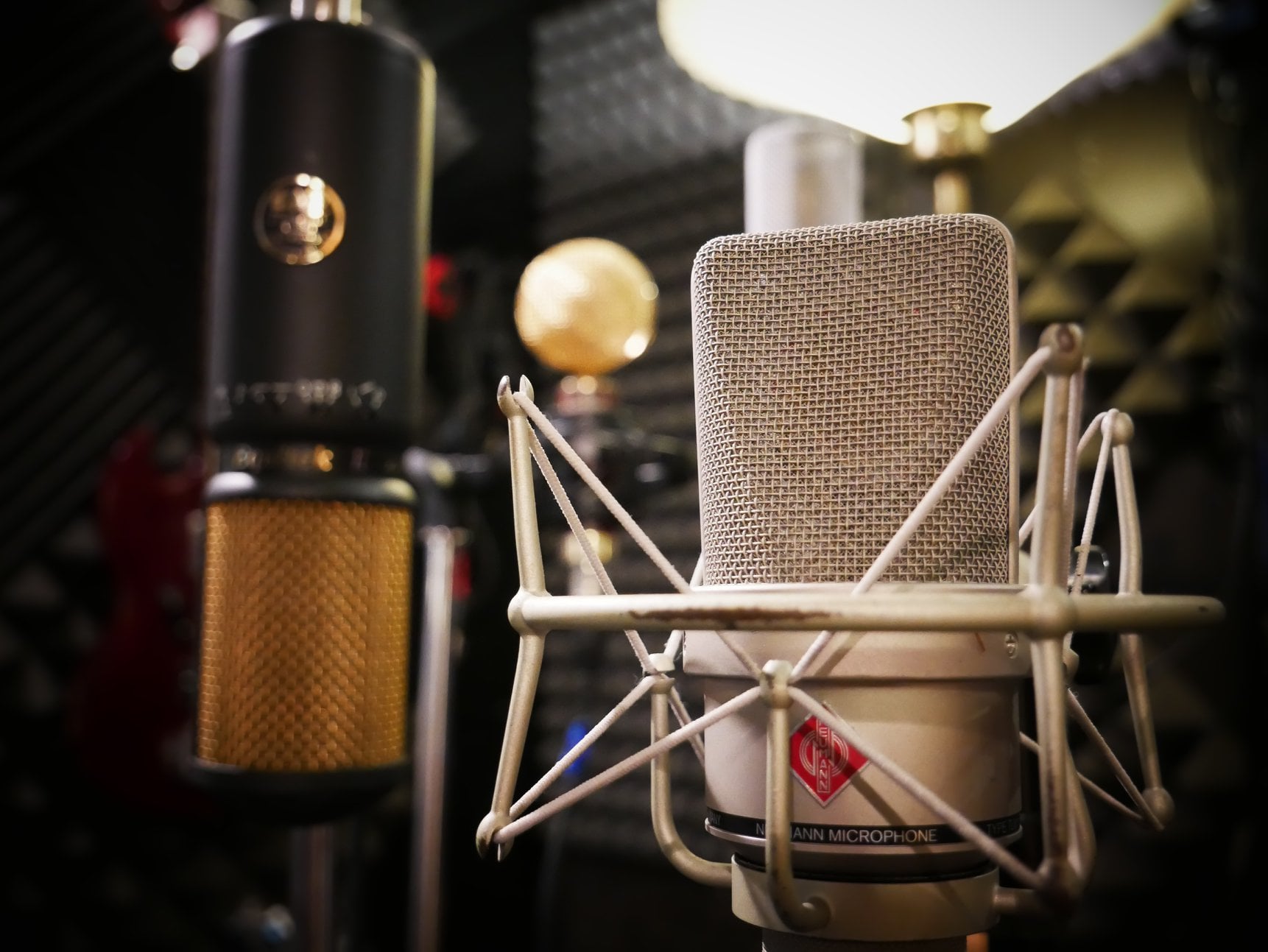 Photo of Neumann T103 on mic blur background